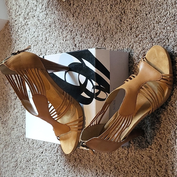 Nine West women's sandal. - Picture 2 of 3